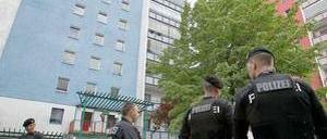 Polizisten stehen in der Ernst-Bloch-Straße im Berliner Bezirk Hellersdorf. Sie suchten nach dem vermissten achtjährigen Mädchen.