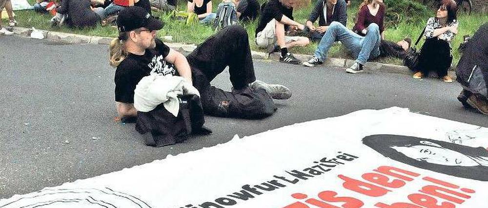 Protest gegen Rechts. Demonstranten versperren in Finodie Zufahrt zur A11.