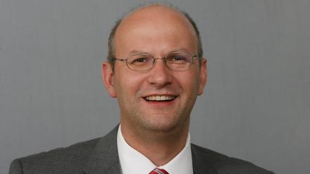 Der 47-Jährige Christoph Schulze sitzt seit 1990 im brandenburgischen Landtag. Ende 2011 verließ er die SPD-Fraktion weil er deren Haltung zum BER-Flughafen in vielen Punkten nicht teilte.