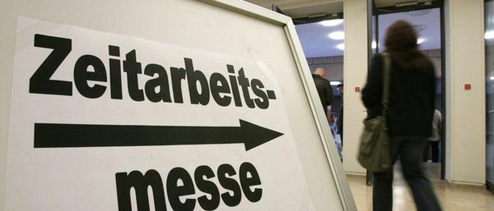 Das Geschäft mit der Leiharbeit boomt. Dennoch stellen Kontrolleure immer wieder Verstöße gegen gesetzliche Vorgaben fest.