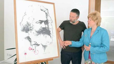 „Viel Weißraum, mit Platz zum Interpretieren.“ Der Potsdamer Maler Stefan Lierse und die Aufsichtsratsvorsitzende der Wohnungsgenossenschaft „Karl Marx“, Elke Marek, unterhalten sich über das von Lierse geschaffene Marx-Porträt, das seit Freitag im Foyer der neuen Geschäftsstelle der Genossenschaft zu sehen ist.