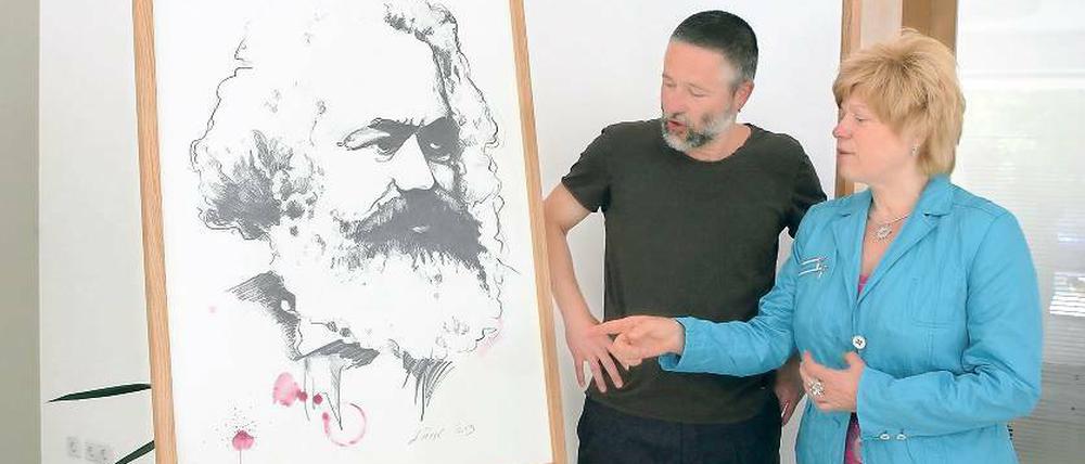 „Viel Weißraum, mit Platz zum Interpretieren.“ Der Potsdamer Maler Stefan Lierse und die Aufsichtsratsvorsitzende der Wohnungsgenossenschaft „Karl Marx“, Elke Marek, unterhalten sich über das von Lierse geschaffene Marx-Porträt, das seit Freitag im Foyer der neuen Geschäftsstelle der Genossenschaft zu sehen ist.