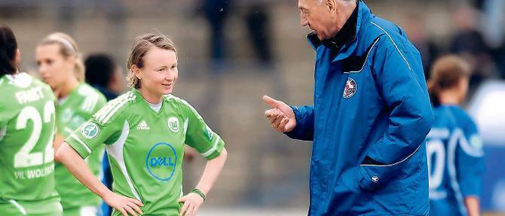 Ein Wiedersehen. Turbine-Trainer Bernd Schröder und seine Ex-Spielerin Conny Pohlers kennen sich schon sehr lange. In Köln wird es ebenso ein Wiedersehen geben wie beim Bundesligaspiel im vergangenen Jahr in Babelsberg.