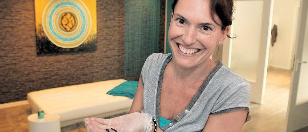 Mit Herz und Egeln. Nadine Herz bietet Behandlungen mit Blutsaugern an.
