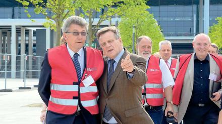 Es könnte laut werden. Flughafenchef Hartmut Mehdorn (2.v.l.) unterhielt sich am Donnerstag mit Schönefelds Bürgermeister Udo Haase (l.), während er mit weiteren Bürgermeistern der umliegenden Gemeinden den neuen Flughafenbesichtigt. Mehdorn traf sich mit den Bürgermeistern, um über den Lärmschutz zu beraten.