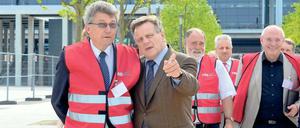 Es könnte laut werden. Flughafenchef Hartmut Mehdorn (2.v.l.) unterhielt sich am Donnerstag mit Schönefelds Bürgermeister Udo Haase (l.), während er mit weiteren Bürgermeistern der umliegenden Gemeinden den neuen Flughafenbesichtigt. Mehdorn traf sich mit den Bürgermeistern, um über den Lärmschutz zu beraten.