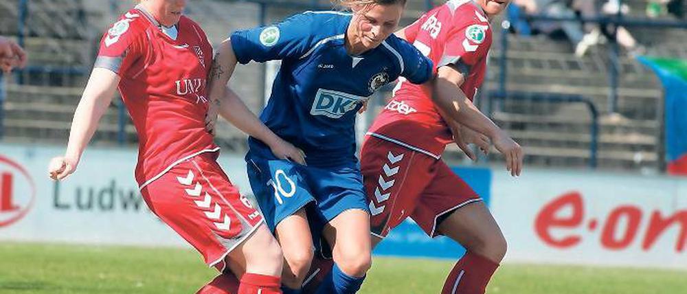 Nimmt Abschied. Patricia Hanebeck (Mitte) im Spiel gegen Jena.