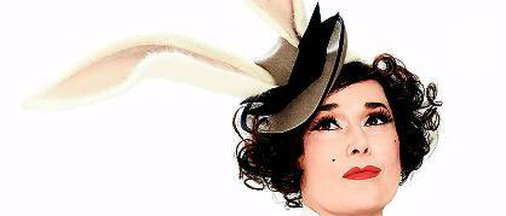 Fiona Bennett, 46, wurde in Brighton geboren und kam als Kind nach Berlin. Seit Ende der 80er Jahre entwirft sie Hüte – nun in der Potsdamer Straße. Gerade ist ihr Buch „Vom Locken der Federn“ erschienen.