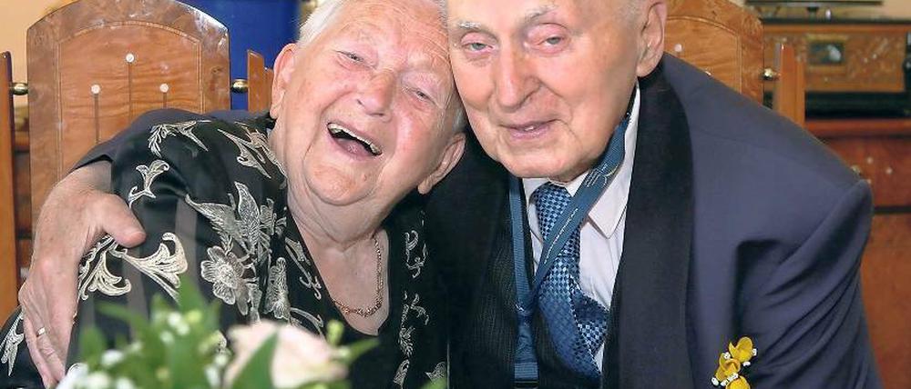 Eiserne Hochzeit. Edith und Gerhard Wislaug feiern sie gut gelaunt.