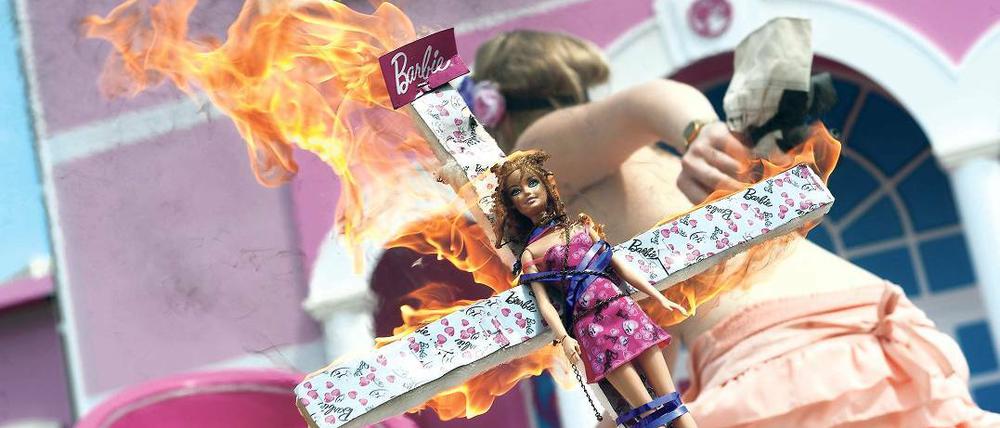 Flammender Protest. Es gibt auch Gegner des Barbie-Hauses.