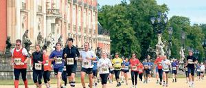 Großer Andrang vor historischer Kulisse. Zur zehnten Auflage des Potsdamer Schlösserlaufs werden rund 4000 Starter erwartet. Bis jetzt liegen 2 789 Anmeldungen für den Halbmarathon und 1743 für die 10-Kilometer-Strecke vor.