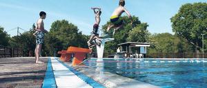 Die Ersten. Schüler der Klasse 6B der Kleinmachnower Steinweg-Schule waren bei der Eröffnung der Badesaison dabei.