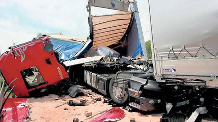 Kollision. Fünf Lkw sind mit Wucht aufeinandergeschoben worden.