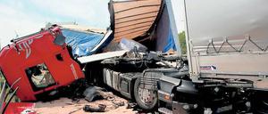Kollision. Fünf Lkw sind mit Wucht aufeinandergeschoben worden.