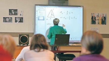 Mathestunde mit Smartboard. Statt Kreide benutzt Lehrerin Kerstin Wölfert einen speziellen Stift, um den Satz des Phytagoras zu erklären. Über Sensoren entsteht auf der Tafeloberfläche die Schrift. Ist kein Platz mehr, öffnet die Lehrerin der 9b der Kollwitz-Schule einfach ein unbeschriebenes neues Fenster.