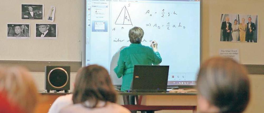 Mathestunde mit Smartboard. Statt Kreide benutzt Lehrerin Kerstin Wölfert einen speziellen Stift, um den Satz des Phytagoras zu erklären. Über Sensoren entsteht auf der Tafeloberfläche die Schrift. Ist kein Platz mehr, öffnet die Lehrerin der 9b der Kollwitz-Schule einfach ein unbeschriebenes neues Fenster.