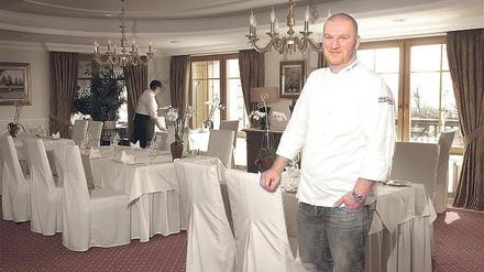 Tafeln im Landhaus. Philipp Liebisch erwartet seine Gäste im Restaurant mit Seeblick. Dann geht es richtig los: mit einem ambitionierten Koch-Workshop plus Rahmenprogramm samt Ausflug. Am Ende wird entspannt – bei Dinner und Wellness.