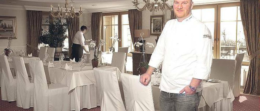 Tafeln im Landhaus. Philipp Liebisch erwartet seine Gäste im Restaurant mit Seeblick. Dann geht es richtig los: mit einem ambitionierten Koch-Workshop plus Rahmenprogramm samt Ausflug. Am Ende wird entspannt – bei Dinner und Wellness.