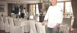 Tafeln im Landhaus. Philipp Liebisch erwartet seine Gäste im Restaurant mit Seeblick. Dann geht es richtig los: mit einem ambitionierten Koch-Workshop plus Rahmenprogramm samt Ausflug. Am Ende wird entspannt – bei Dinner und Wellness.