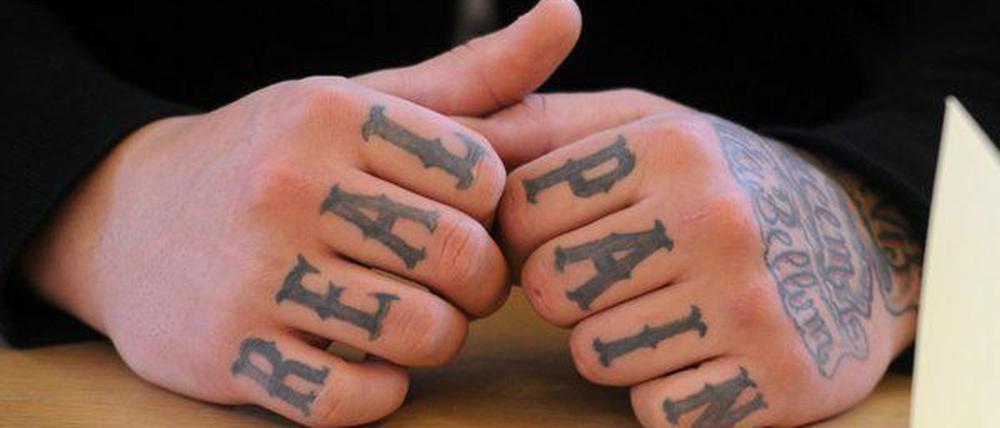 Wegen einer brutalen Messerattacke müssen sich derzeit drei Hells Angels vor dem Potsdamer Landgericht verantworten.