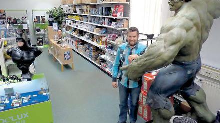 Hulk hält Wache. Rudolf Papke in seinem Geschäft in Teltow.