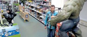 Hulk hält Wache. Rudolf Papke in seinem Geschäft in Teltow.