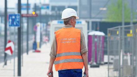 Angeschoben. Eigentlich hätte der Flughafen längst in Betrieb sein sollen, doch die Eröffnung wurde mehrmals abgesagt. Die Arbeiten immerhin werden jetzt langsam wieder aufgenommen.