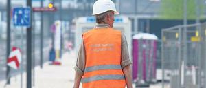 Angeschoben. Eigentlich hätte der Flughafen längst in Betrieb sein sollen, doch die Eröffnung wurde mehrmals abgesagt. Die Arbeiten immerhin werden jetzt langsam wieder aufgenommen.