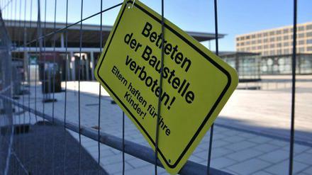 Steng geheim, was hier abläuft. Die Öffentlichkeit ist vom Baustellenbesuch am desaströsen BER-Flughafen ausgeschlossen.