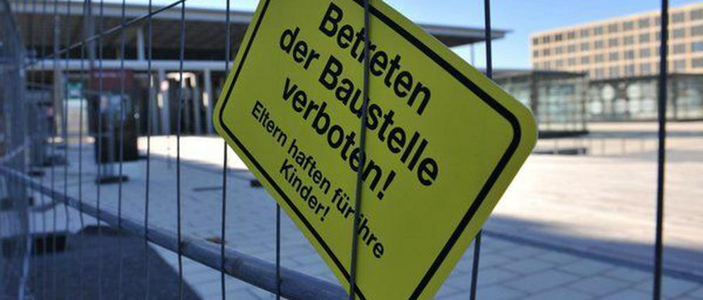 Steng geheim, was hier abläuft. Die Öffentlichkeit ist vom Baustellenbesuch am desaströsen BER-Flughafen ausgeschlossen.