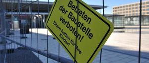 Steng geheim, was hier abläuft. Die Öffentlichkeit ist vom Baustellenbesuch am desaströsen BER-Flughafen ausgeschlossen.