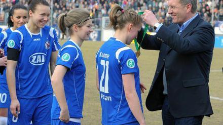 Diese Verbindung von Sport und Politik ist nicht gemeint: Die Kritik an Turbine Potsdam richtet sich gegen ihren Vereinspräsident Günter Baaske, Brandenburgs Sozialminister.