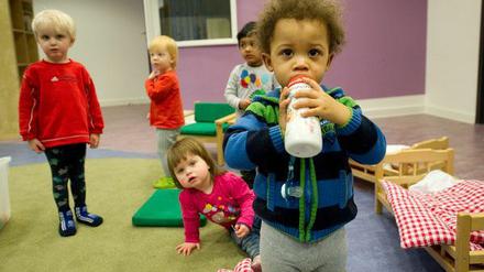 Was er wohl schluckt? Muttermilch oder Milchpulver - darum dreht sich der Streit in einer Schwielowseer Kita. Jetzt wird auf Bundesebene verhandelt.