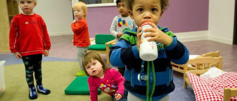 Was er wohl schluckt? Muttermilch oder Milchpulver - darum dreht sich der Streit in einer Schwielowseer Kita. Jetzt wird auf Bundesebene verhandelt.