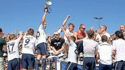 Das waren Zeiten. Am 28. April vergangenen Jahres setzte sich der SV Babelsberg 03 im Karl-Liebknecht-Stadion gegen Arminia Bielefeld mit 1:0 durch und sicherte sich damit den Klassenerhalt in der Dritten Liga. Die Mannschaft – hier mit Almedin Civa am Megafon – feierte den Erfolg mit den Fans.