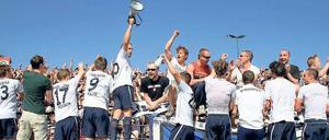 Das waren Zeiten. Am 28. April vergangenen Jahres setzte sich der SV Babelsberg 03 im Karl-Liebknecht-Stadion gegen Arminia Bielefeld mit 1:0 durch und sicherte sich damit den Klassenerhalt in der Dritten Liga. Die Mannschaft – hier mit Almedin Civa am Megafon – feierte den Erfolg mit den Fans.