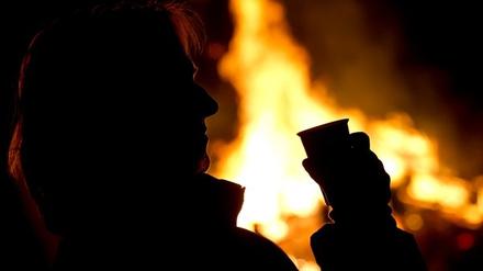 Trinken am Lagerfeuer - für einen alkoholisierten Neuruppiner endete das im Krankenhaus.