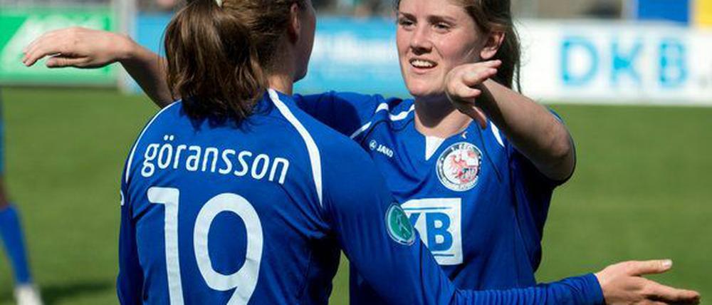 Die Potsdamer Spielerinnen Antonia Göransson (l) und Maren Mjelde freuen sich nach dem Schlusspfiff über den Sieg.