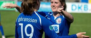Die Potsdamer Spielerinnen Antonia Göransson (l) und Maren Mjelde freuen sich nach dem Schlusspfiff über den Sieg.