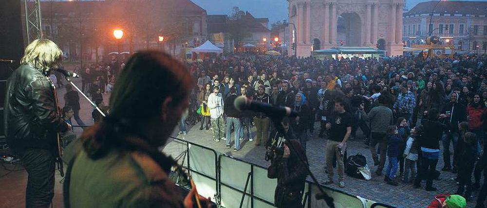 Laute Musik: Beim „Rhythm against Racism“-Festival kamen am Dienstagabend mehr als 3000 Besucher. Unter anderem spielten Samavayo aus Berlin und die Babelsberger Punker von Veto (Bild) – um ein Zeichen gegen Rassismus zu setzen.