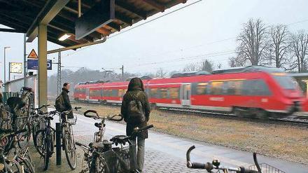 Nah und fern. Der Bahnsteig ist da, die Wartenden auch. Nur der Regionalzug hält einfach nicht an. Am Bahnhof Griebnitzsee kann man seit Montag nur noch am Nachmittag in Regionalzüge nach Berlin einsteigen. Am Vormittag bleibt als Alternative nur die S-Bahn. Für Pendler ist das ein Rückschritt.