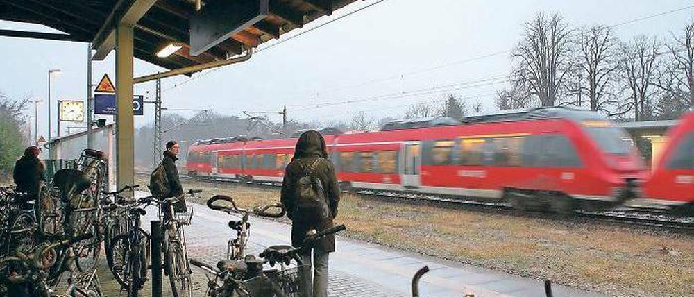 Nah und fern. Der Bahnsteig ist da, die Wartenden auch. Nur der Regionalzug hält einfach nicht an. Am Bahnhof Griebnitzsee kann man seit Montag nur noch am Nachmittag in Regionalzüge nach Berlin einsteigen. Am Vormittag bleibt als Alternative nur die S-Bahn. Für Pendler ist das ein Rückschritt.