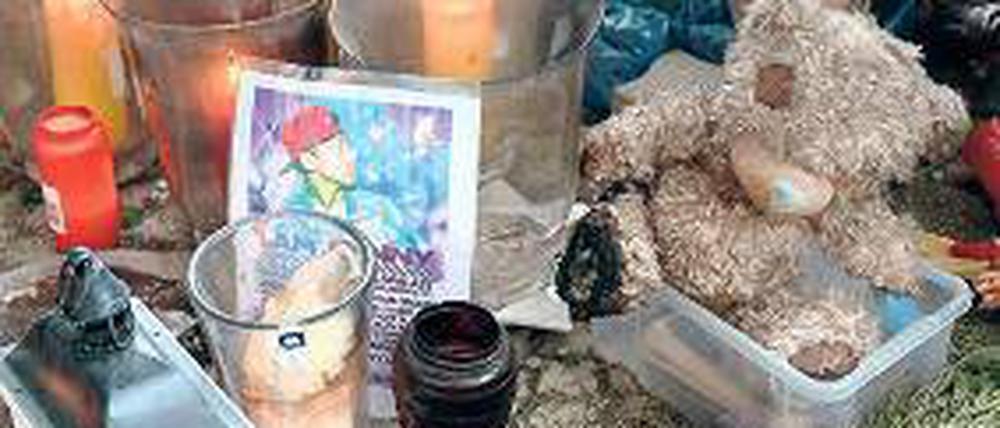 Gedenken mit Kerzen. Die provisorische Erinnerungsstätte am Tatort.