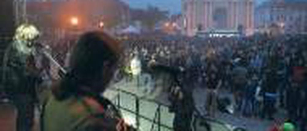 Laute Musik: Beim „Rhythm against Racism“-Festival kamen am Dienstagabend mehr als 3000 Besucher. Unter anderem spielten Samavayo aus Berlin und die Babelsberger Punker von Veto (Bild) – um ein Zeichen gegen Rassismus zu setzen.