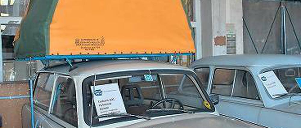 Statt Campingbus. Das Trabidach trug im Urlaub auch das Dachzelt „Pension Sachsenruh“ für zwei Personen.