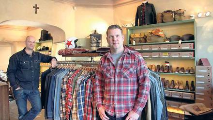 Tragbar. Im Jeansladen „Kersting & Henschel“ von Torsten Kersting und Stephan Henschel (v.l.) finden Kunden seltene Marken mit exotischen Namen: Momotaro, Indigo Fera, Iron Heart, The Flat Head, Eat Dust oder auch Pike Brothers.
