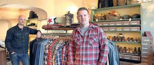 Tragbar. Im Jeansladen „Kersting & Henschel“ von Torsten Kersting und Stephan Henschel (v.l.) finden Kunden seltene Marken mit exotischen Namen: Momotaro, Indigo Fera, Iron Heart, The Flat Head, Eat Dust oder auch Pike Brothers.