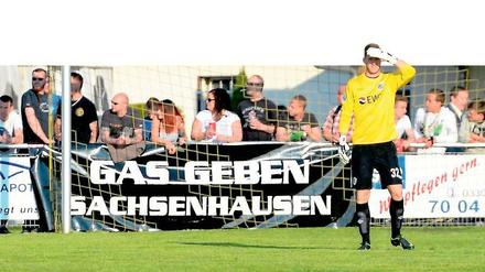 Rechte Sprüche. Mit „Gas geben Sachsenhausen“ provozierten Fans des Sechstligisten TuS Sachsenhausen am Mittwochabend in Sachsenhausen die Anhänger des SV Babelsberg 03.