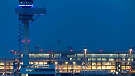 Sieht aus wie ein Flughafen, ist aber noch keiner: Terminal und Tower des geplanten Flughafens Berlin Brandenburg Willy Brandt (BER)in Schönefeld.