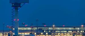 Sieht aus wie ein Flughafen, ist aber noch keiner: Terminal und Tower des geplanten Flughafens Berlin Brandenburg Willy Brandt (BER)in Schönefeld.